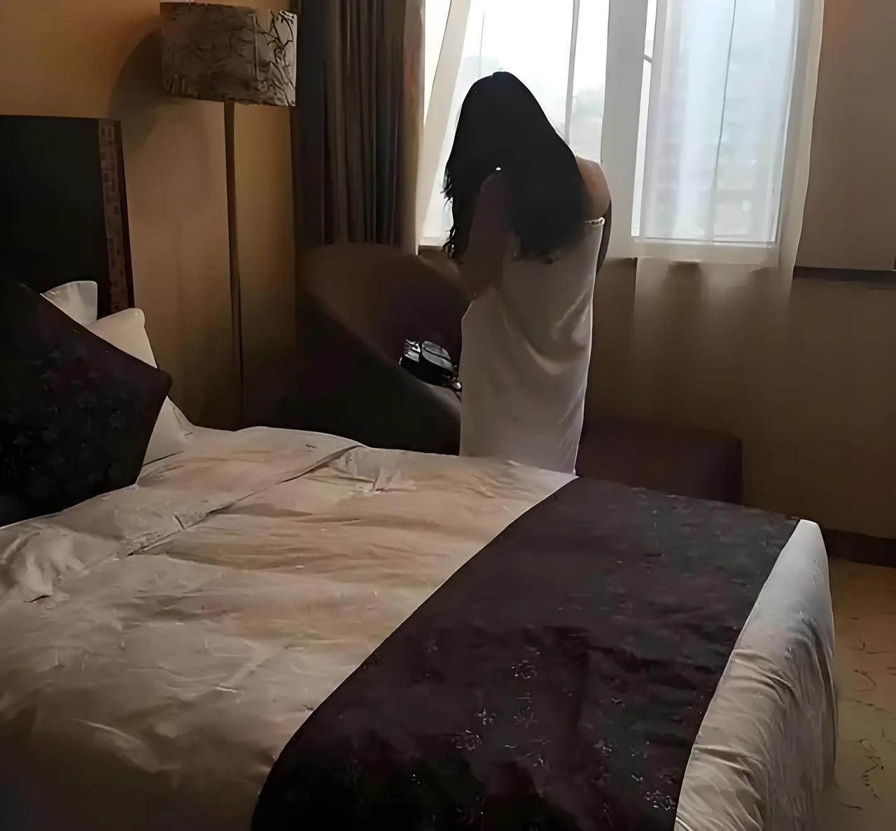 湖南资兴，54岁的谢某与48岁的唐某长期保持情人关系，一次谢某酒后来到唐某家中，