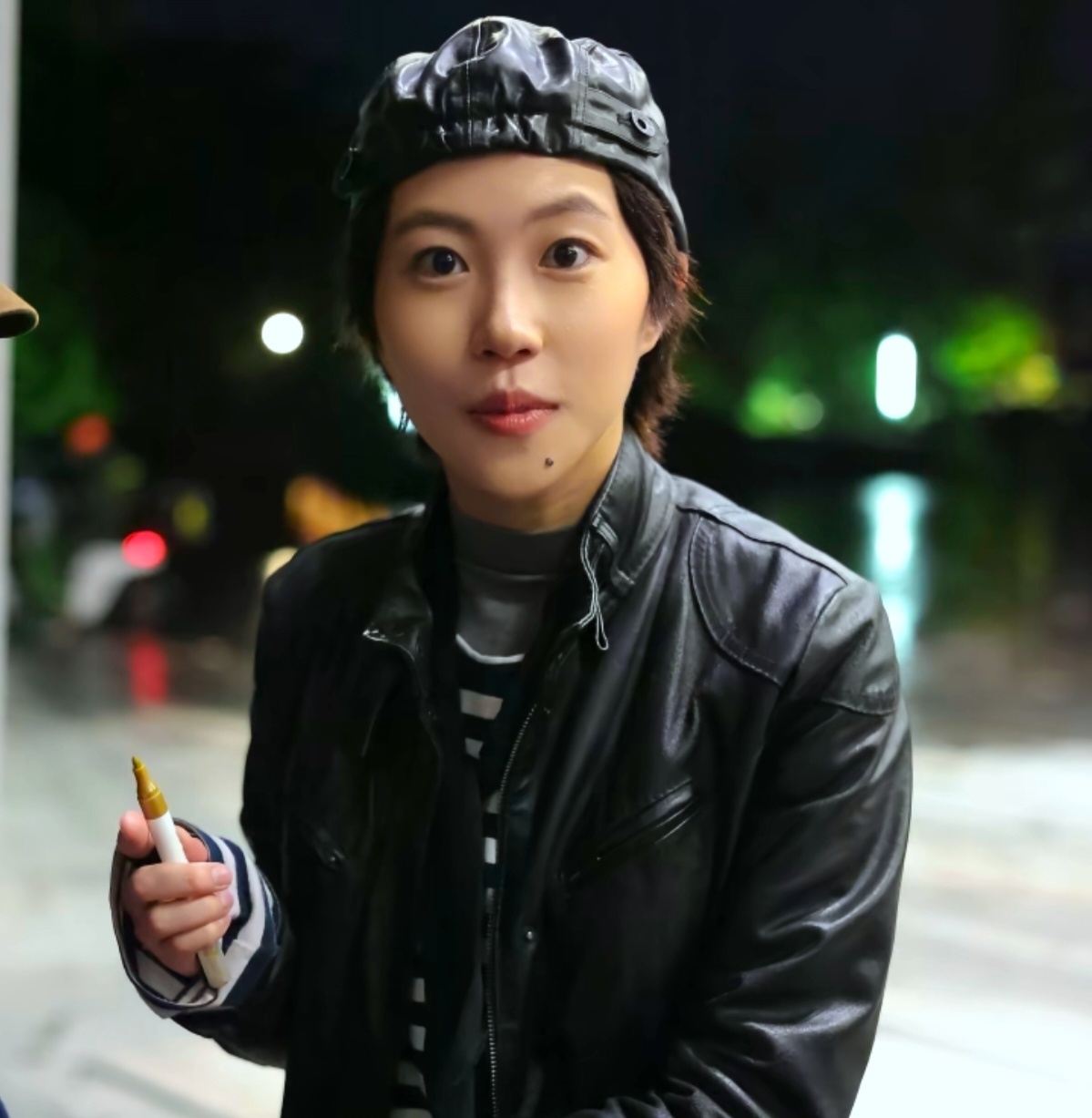 我认为长这么大从没跟亲妈吵过架这件事本身就很魔幻，更像是亲子关系里的稀缺品被放大