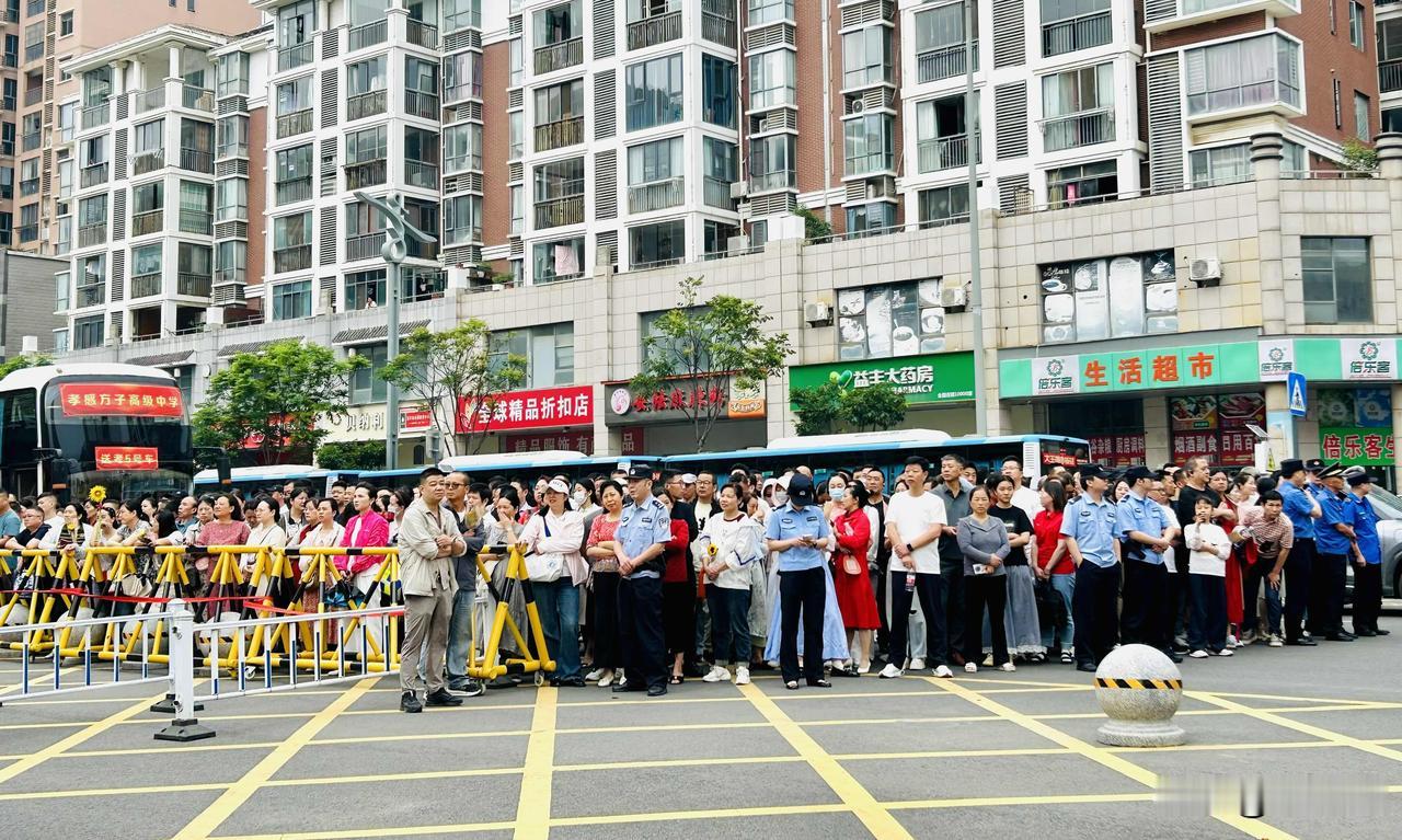 盼—高考考场外随拍
今天是6月7日，全国高考首日。上午语文考试结束后，家长们早就