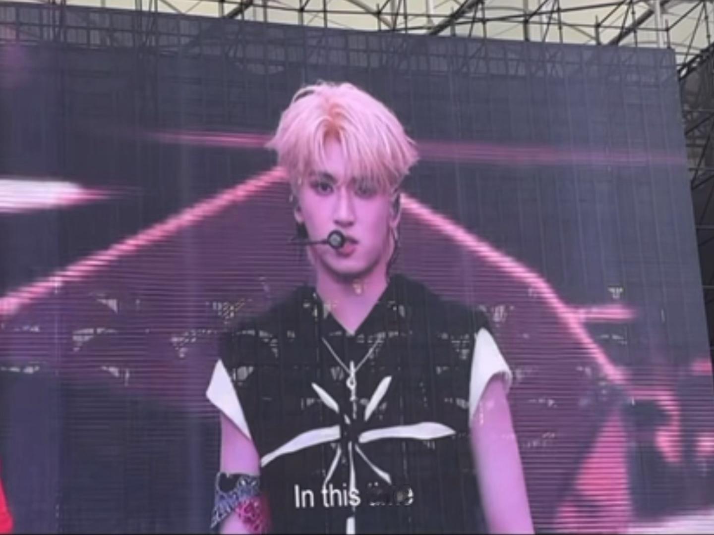 严浩翔这个新发色啊啊啊啊啊啊性感男人严浩翔金色头发