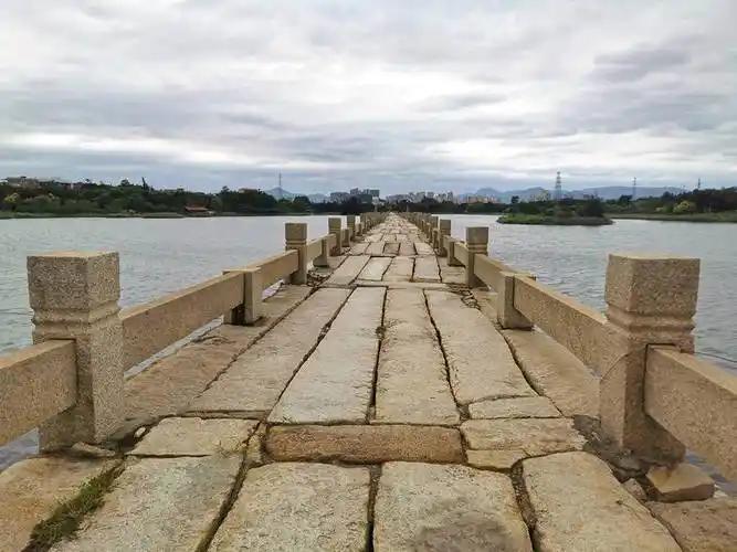 跨海桥梁的建造，在宋代是一项极具挑战性的工程。与内陆河流不同，海洋环境中的桥梁长