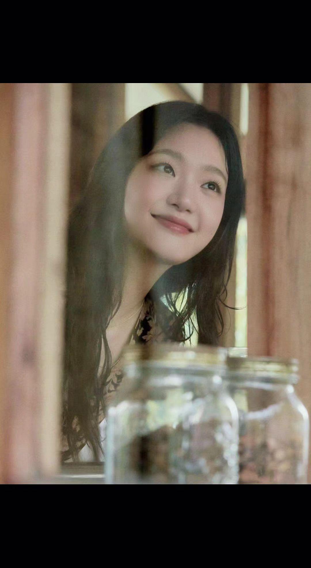 ✨午后的光偷偷吻过她的侧脸，玻璃罐里藏着整个夏天的甜～岁月忽晚，人间偷闲☕