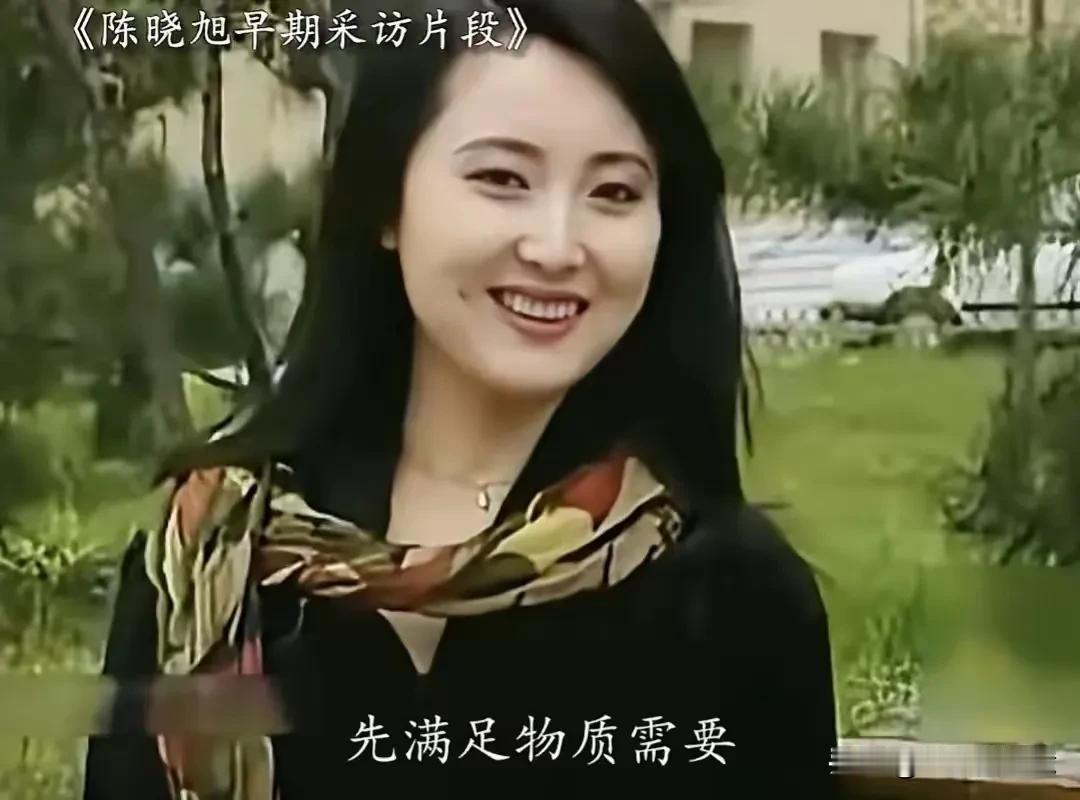这是1993年，陈晓旭接受采访时的情景，那时她的状态真好，红光满面，笑脸盈盈，微