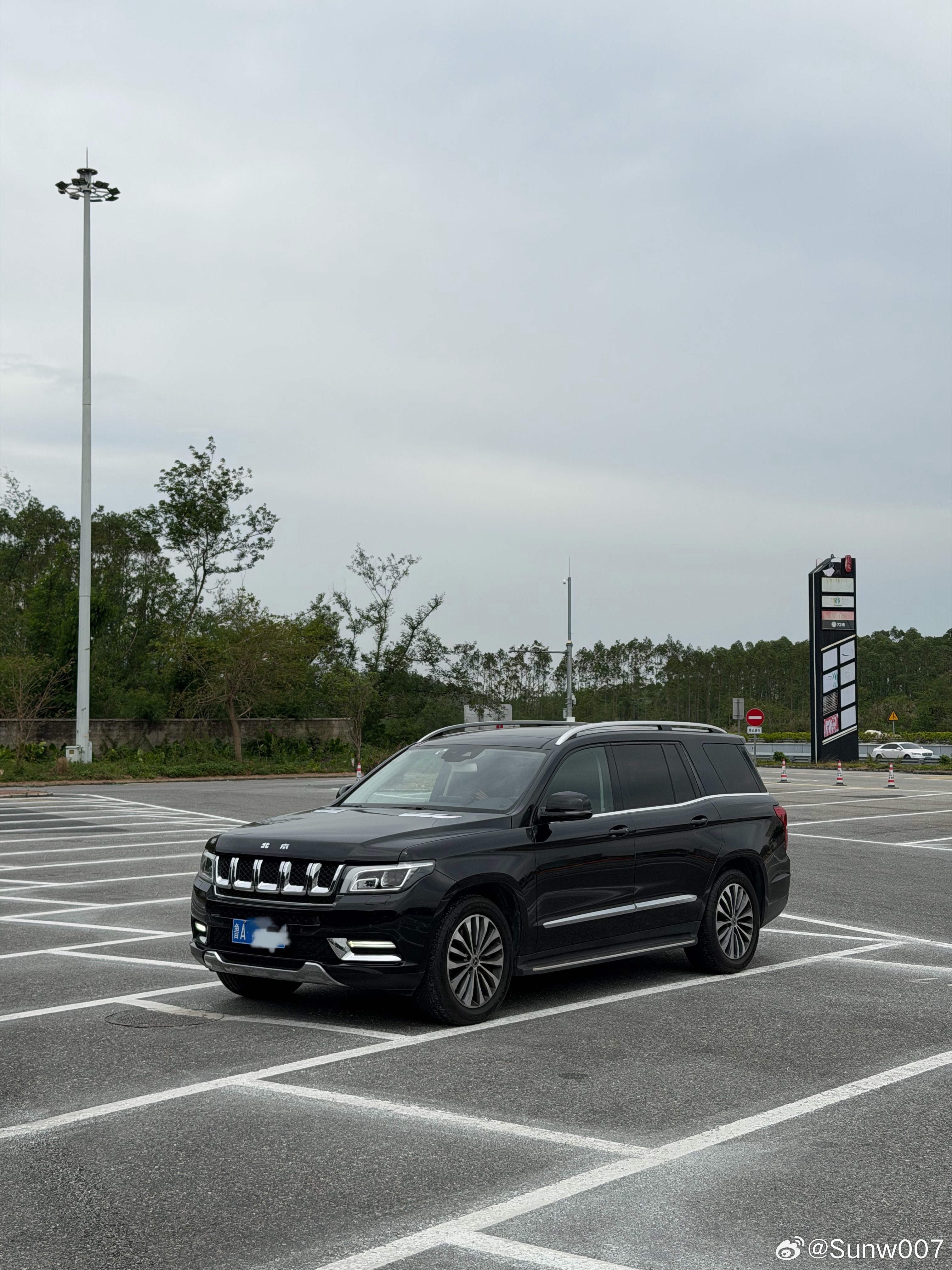 与 BJ90 越野小汽车度过了短暂的时光。4.0双增压的M278发动机的体验实在