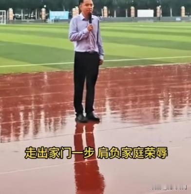 内蒙古通辽军训遇雨，年级主任以身作则 

近日，在内蒙古通辽新城一中，一场军训活