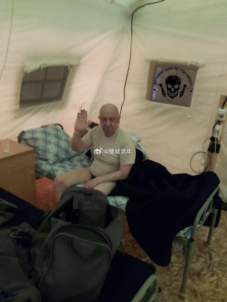 一张照片显示瓦格纳头领睡帐篷行军床！住宿条件极其简陋，看来是与瓦格纳战士同甘苦，
