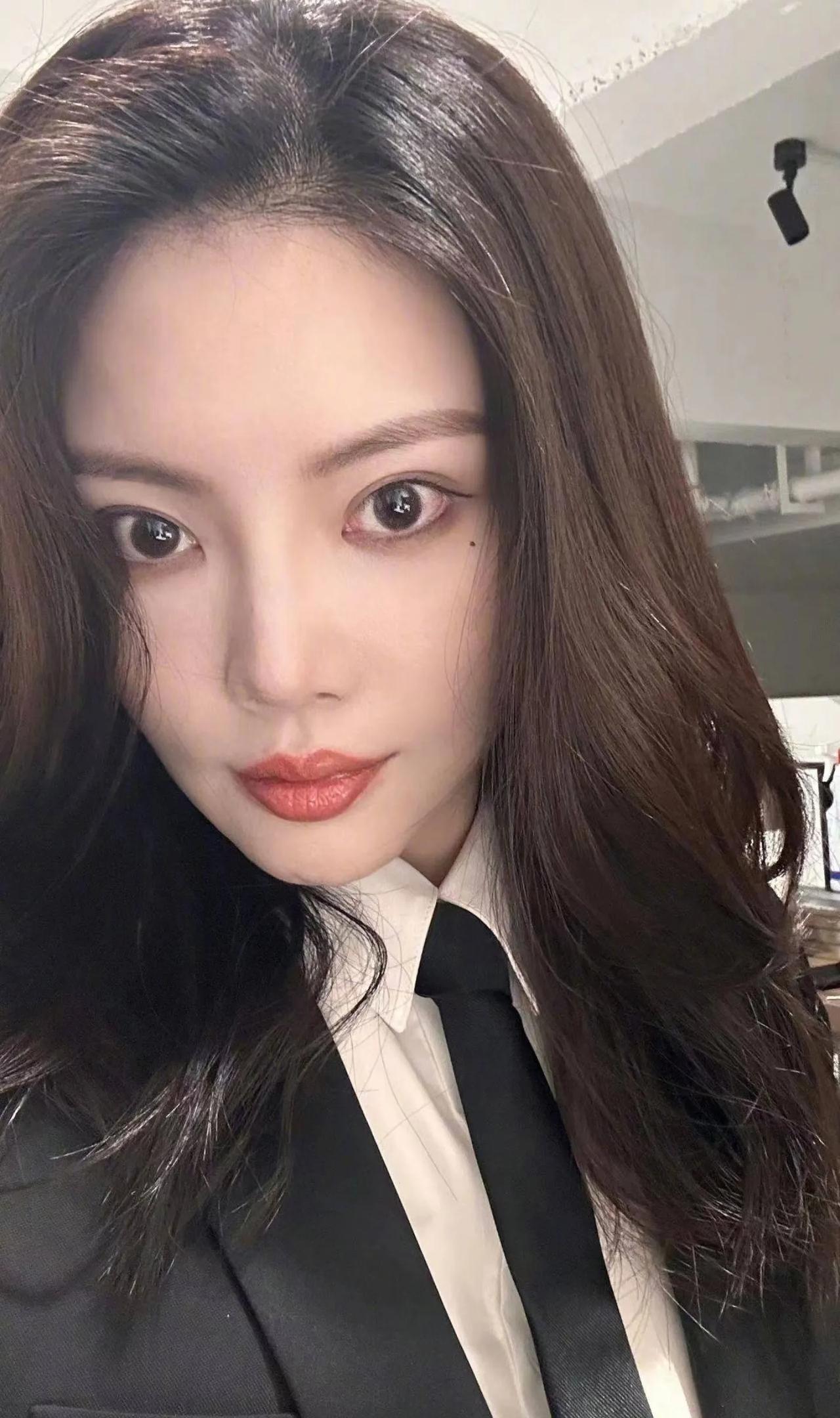 女演员徐冬冬回应眼睛里都是红血丝，说自己是哭得。
之前她晒自己高清自拍照片，结果