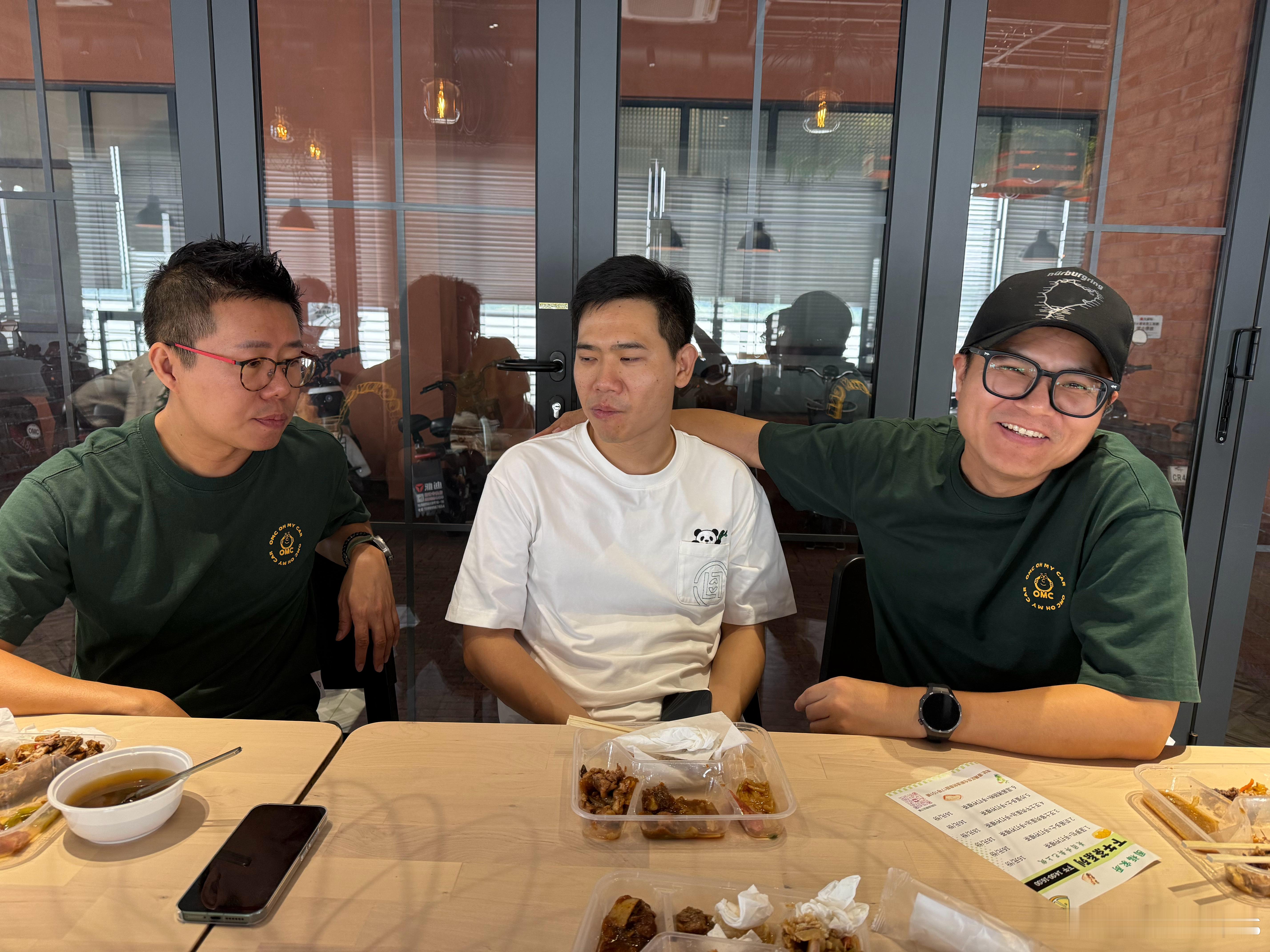 因为没着OMC而被批评的能哥 ​​​