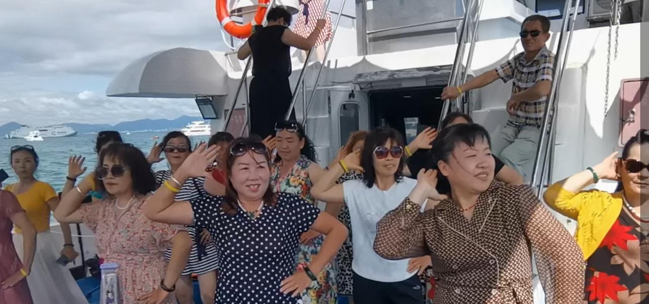 大妈玩转出海游

今年夏天，跟团去海南三亚的西岛游玩，导游安排的是一天的时间。
