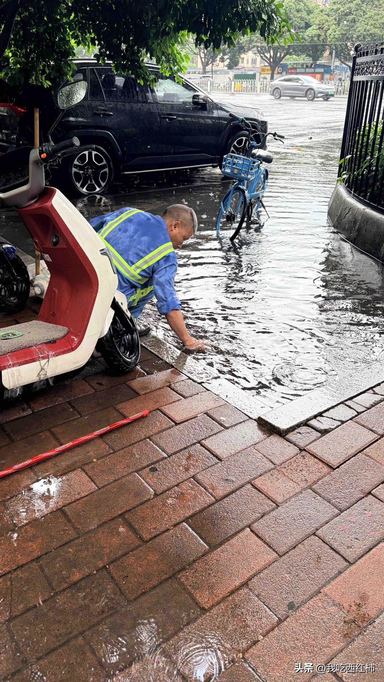 广州暴雨实拍｜被环卫工师傅这一幕狠狠破防
看着暴雨积水里，环卫工人师傅弯腰徒手疏