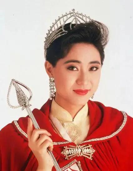 我滴个神呐，差点没认出来，这竟然就是当年最有气质的港姐，和老爸站在一起，看起来像
