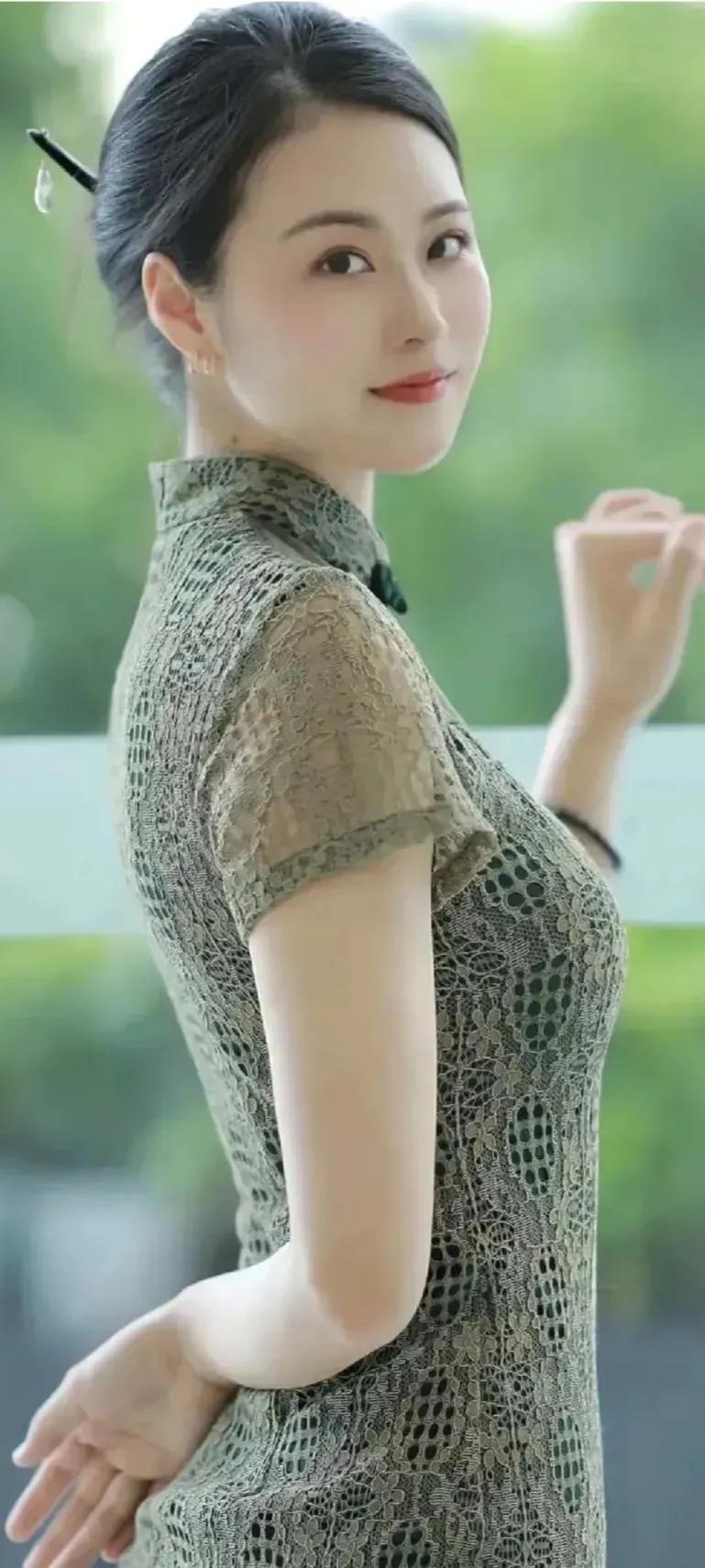 优雅旗袍，尽显女性优美的身姿。