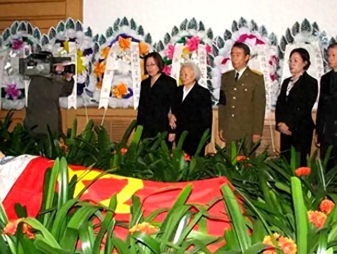 2006年，王光美的葬礼于北京举行，前来悼念的宾朋纷至沓来，众人都思送这位传奇女