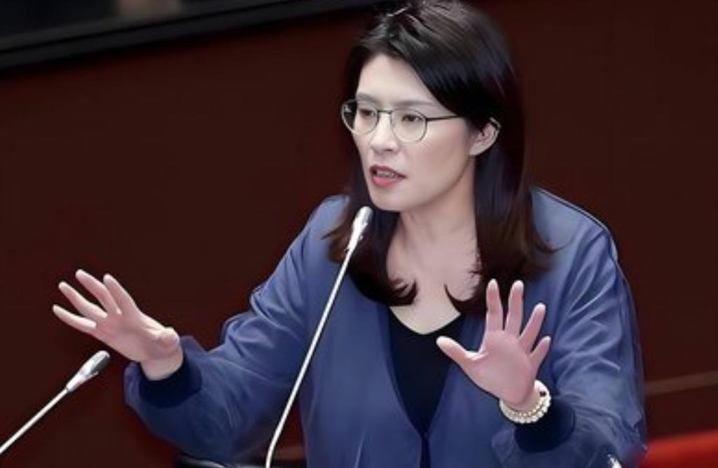 万万没料到，新当选的国民党主席郑丽文，一查才发现她不仅是个“蓝二代”，身上流着那