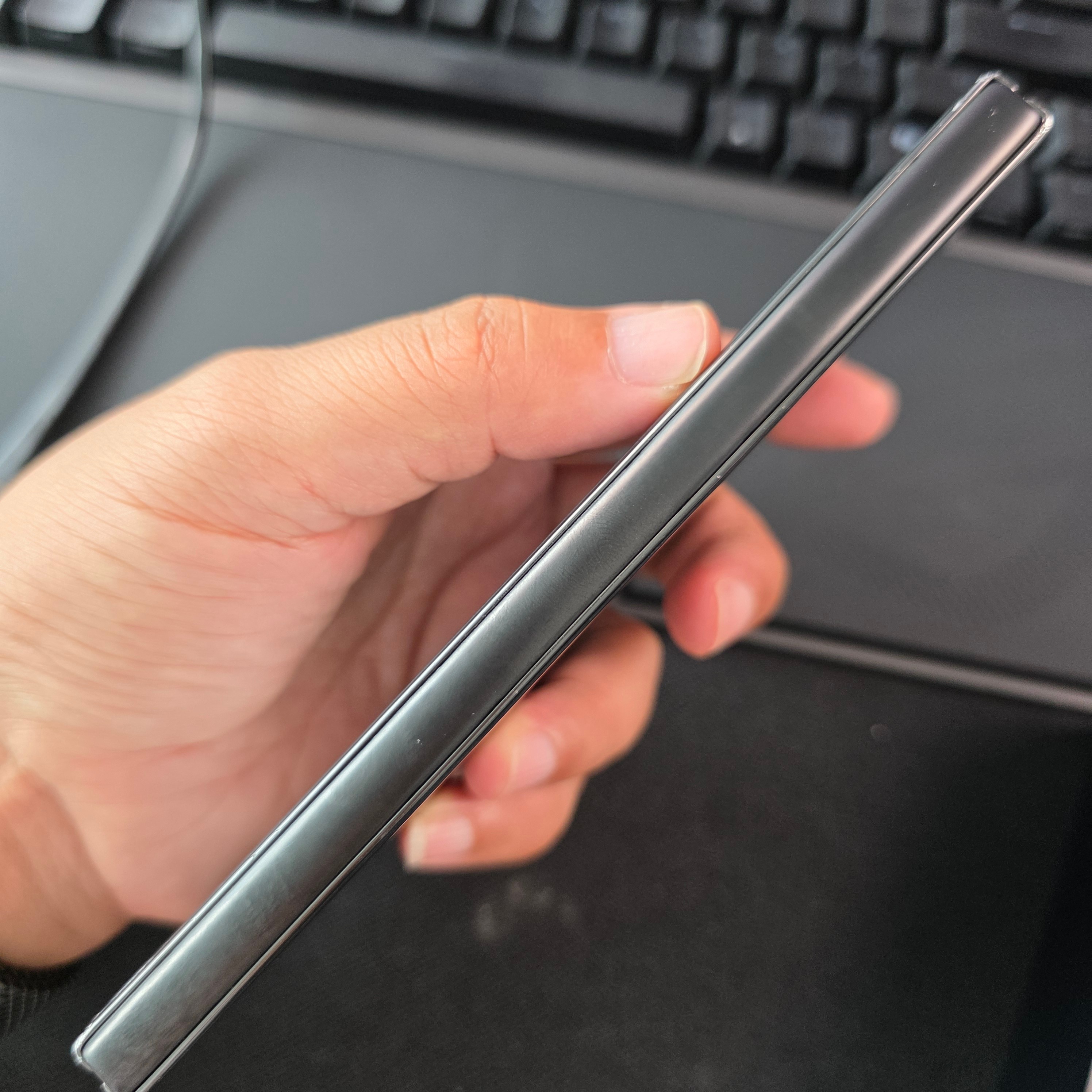 两年前上市的荣耀折叠屏Magic V2，合起来就同现在的iPhone 16 Pr