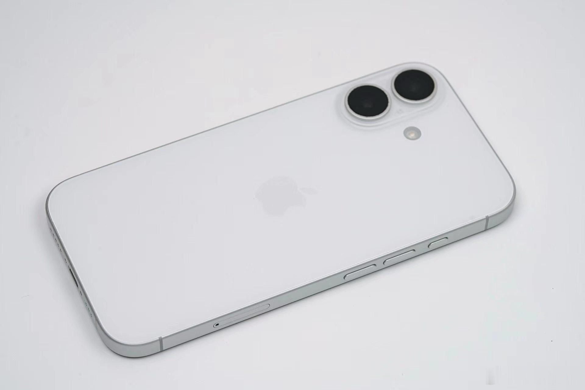 在iPhone机身玻璃工艺迭代中，亮面玻璃、融色玻璃与AG磨砂玻璃是目前Appl