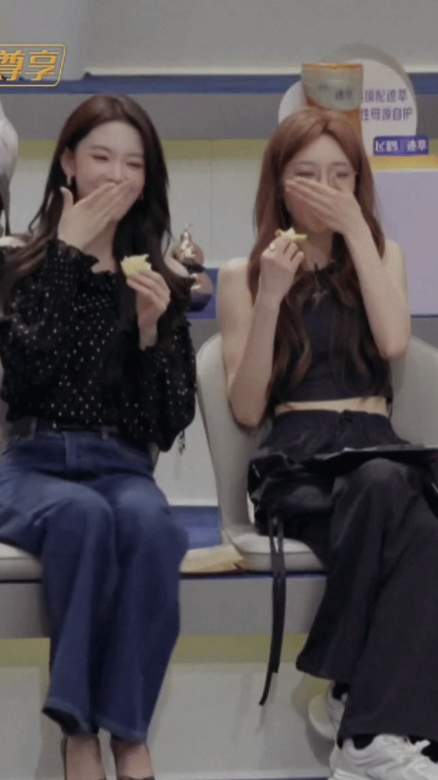 张月陈瑶牵手下班瑶台月下牵手下班下班路上甜蜜互动氛围感满满，牵手同行温柔又默契，