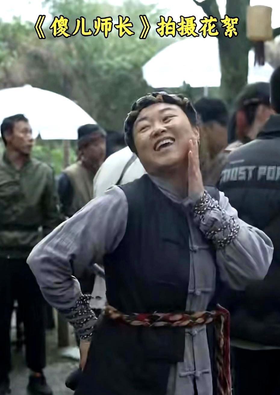 李伯清的饭桌都挤到走廊了。
一帮小年轻堵着化妆间，手机举得比香火还高，就为跟老爷