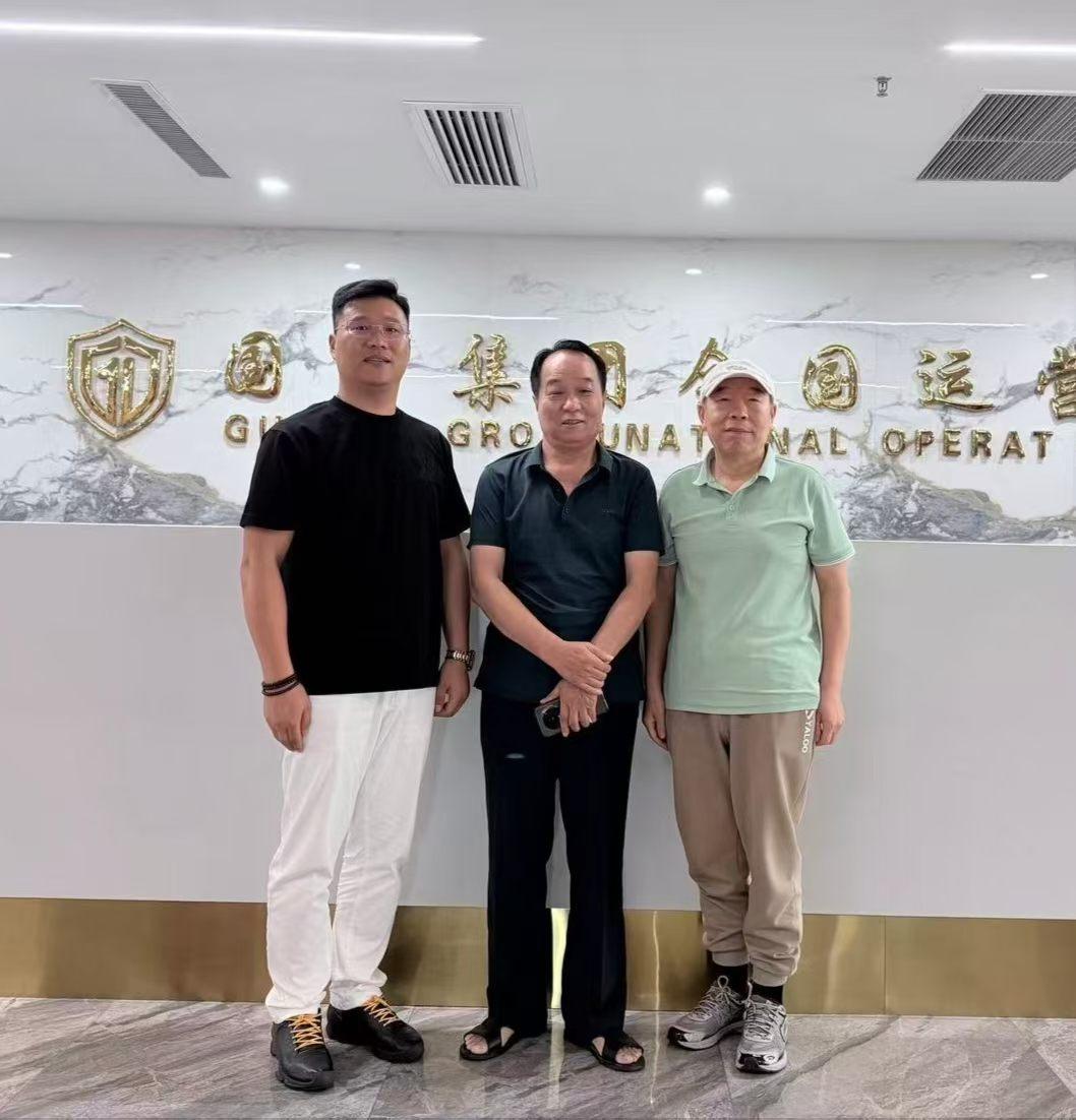 上午。拜访国盾集团。左，国盾集团董事长王家豪。右，国盾集团总经理刘灵玉。（韩联社