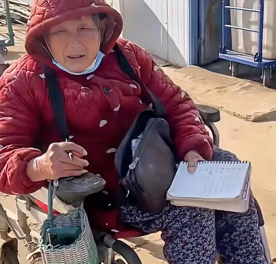 轮椅上的“红薯奶奶”：三十载耕耘照亮共富路
清晨五点，济源山村的田垄间，69岁的