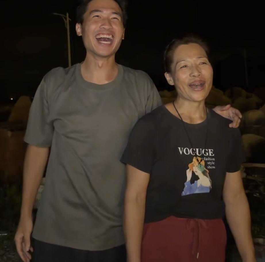 刘海军更新动态
晚上他带着妈妈去看安装上灯光的猪圈
这个猪圈里面的所有灯光布置基