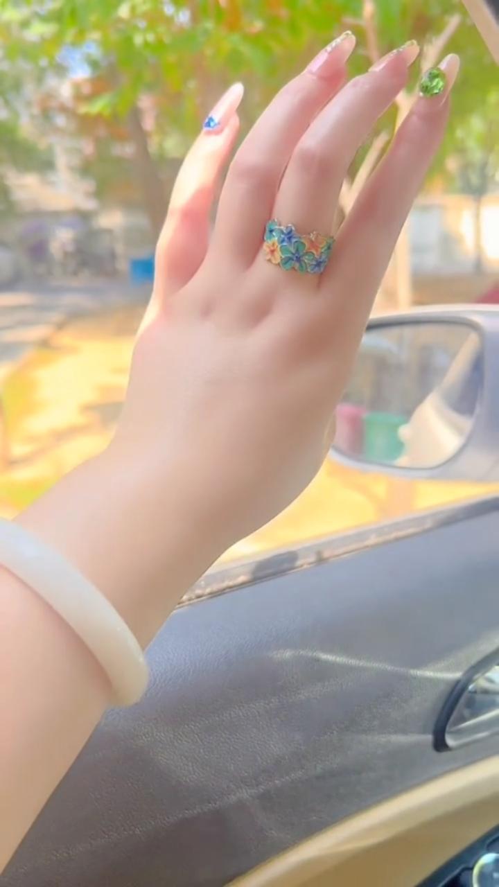 这玉手这美人，着实让人眼前一亮。想起古代诗词里描绘的美人，“手如柔荑，肤如凝脂”