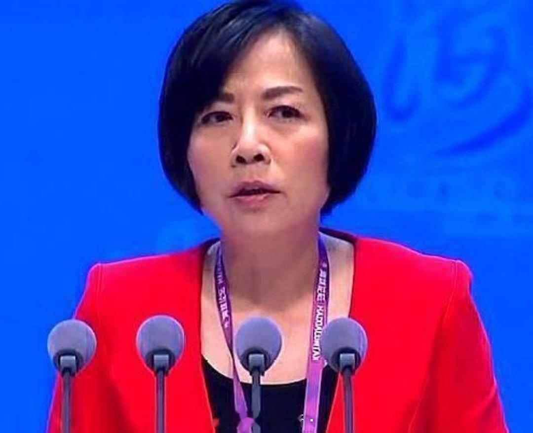馆长赴上海。黄智贤：双面人换一种方式捞钱馆长到上海旅游，表示要透过直播让台湾人看