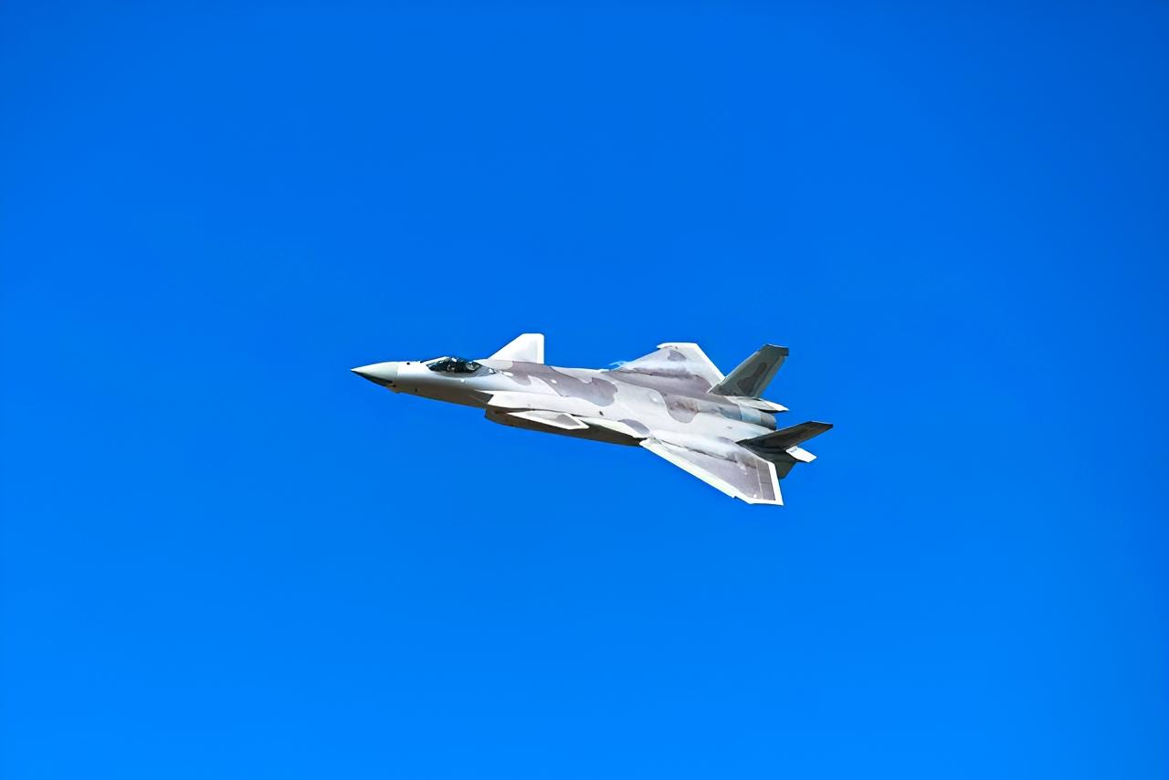 2026新年第二天，一向冷静的美媒《国家利益》竟吹嘘起F - 22的超机动性，还