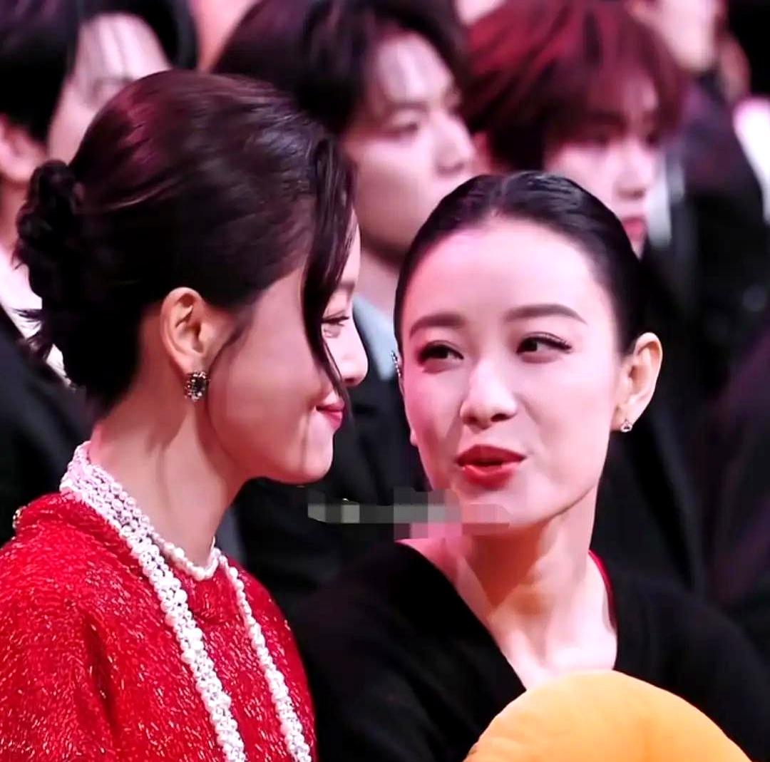 明星捂嘴说话，根本不是怕口臭。
 

微博之夜，倪妮凑到辛芷蕾耳边，嘴型被网友逐