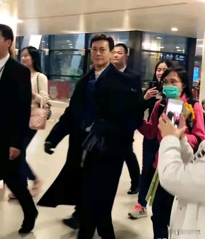 你敢信？！
这位风度翩翩的男人已经八十岁了？！！
难怪会喜欢大叔，
原来大叔这么