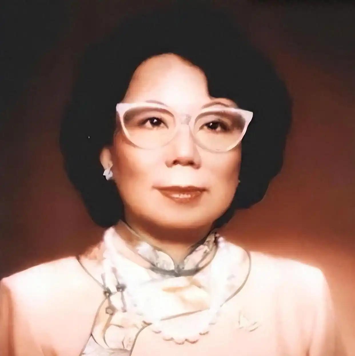 李嘉诚15岁爱上表妹，舅舅坚决反对，他拼了20年，35岁终于娶到她。

主要信源