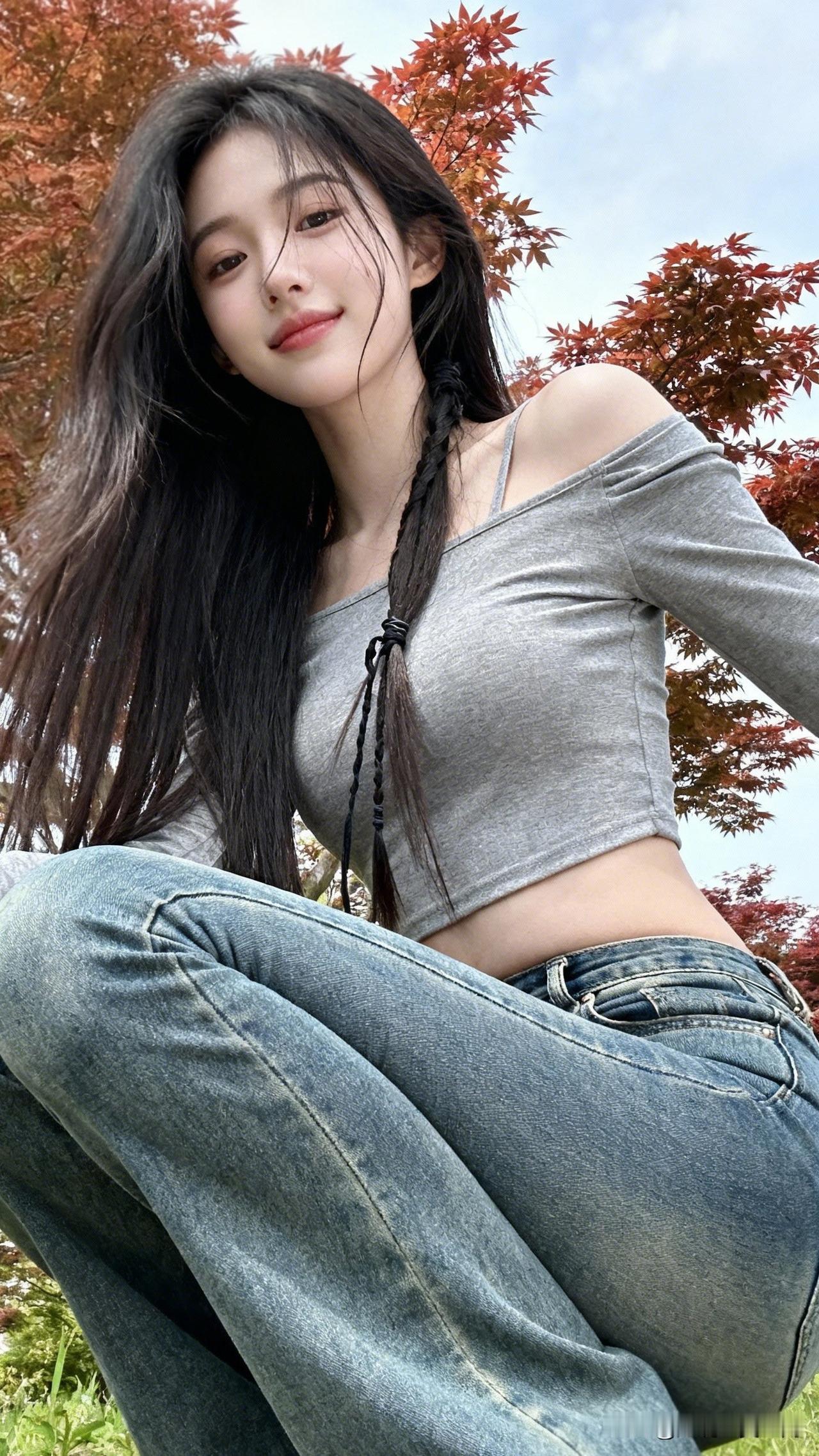 秋叶红如火，美人笑如花。分享甜美小姐姐随手拍 秋日暖阳下，少女与红叶相映成趣，清