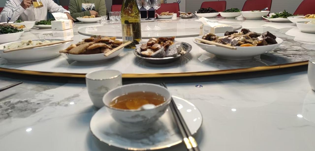 丰盛的家常宴席，色香味俱全，尽享美味时光！🍽️🥢🍜