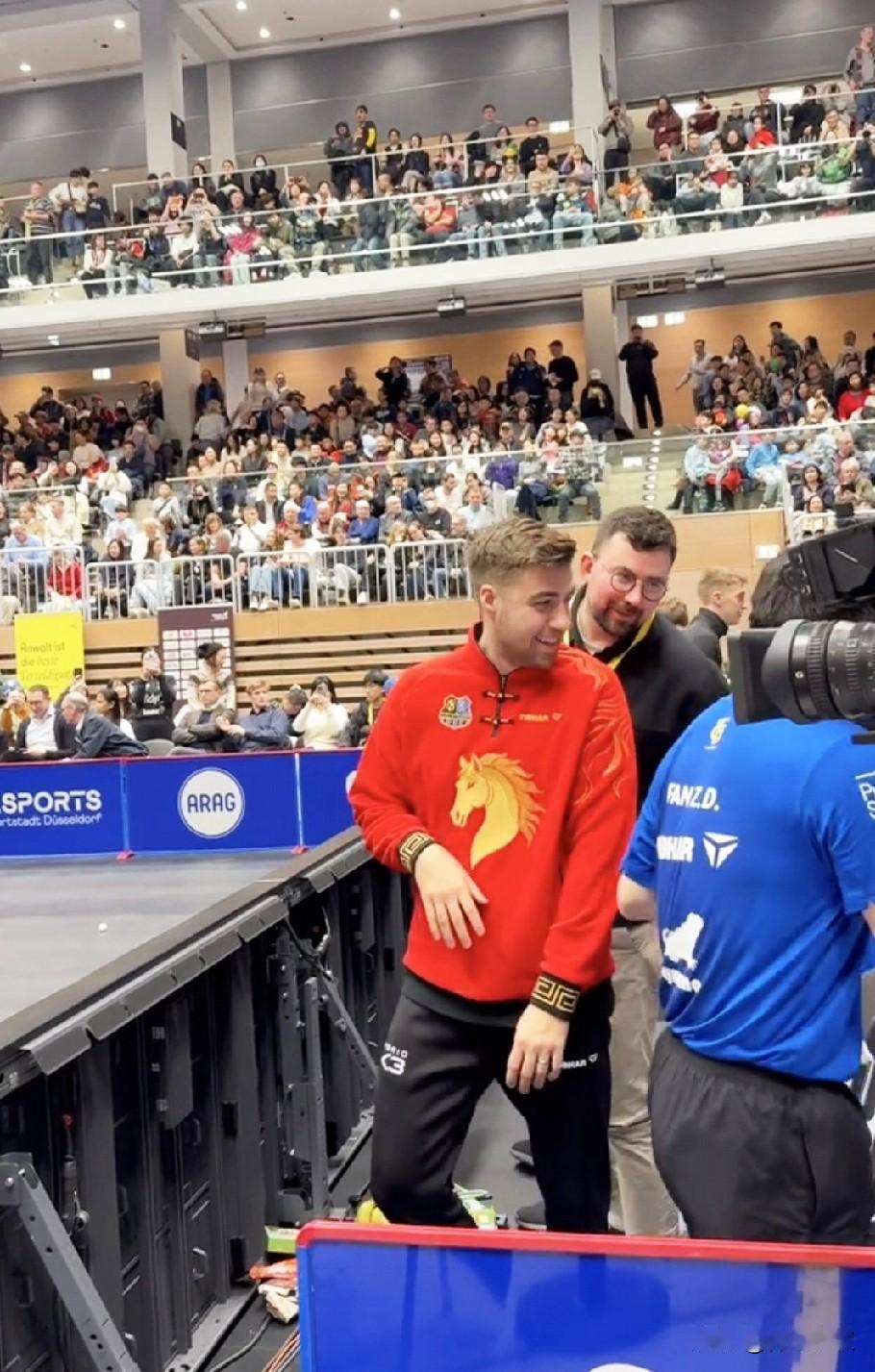 樊振东3:1拿下了贾哈，
大家却被没上场的达科吸引了！

大家看，他穿的衣服，