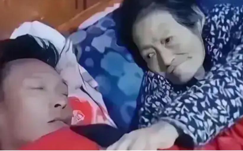 2023年，男子伺候病危的母亲，由于太疲倦睡着了，醒来时，发现母亲已经走了。回看