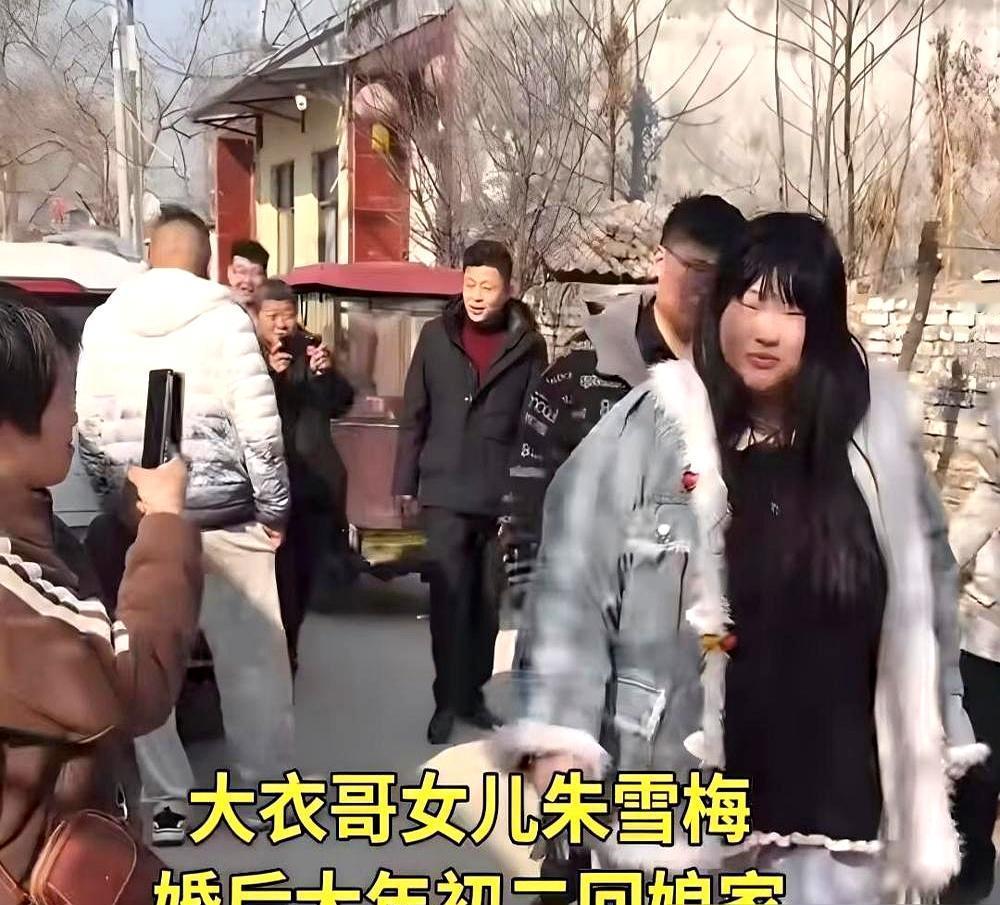 婚礼上，新郎全程黑着脸，一丝笑模样都没有。
 
镜头怼着脸拍，底下评论更是不堪入