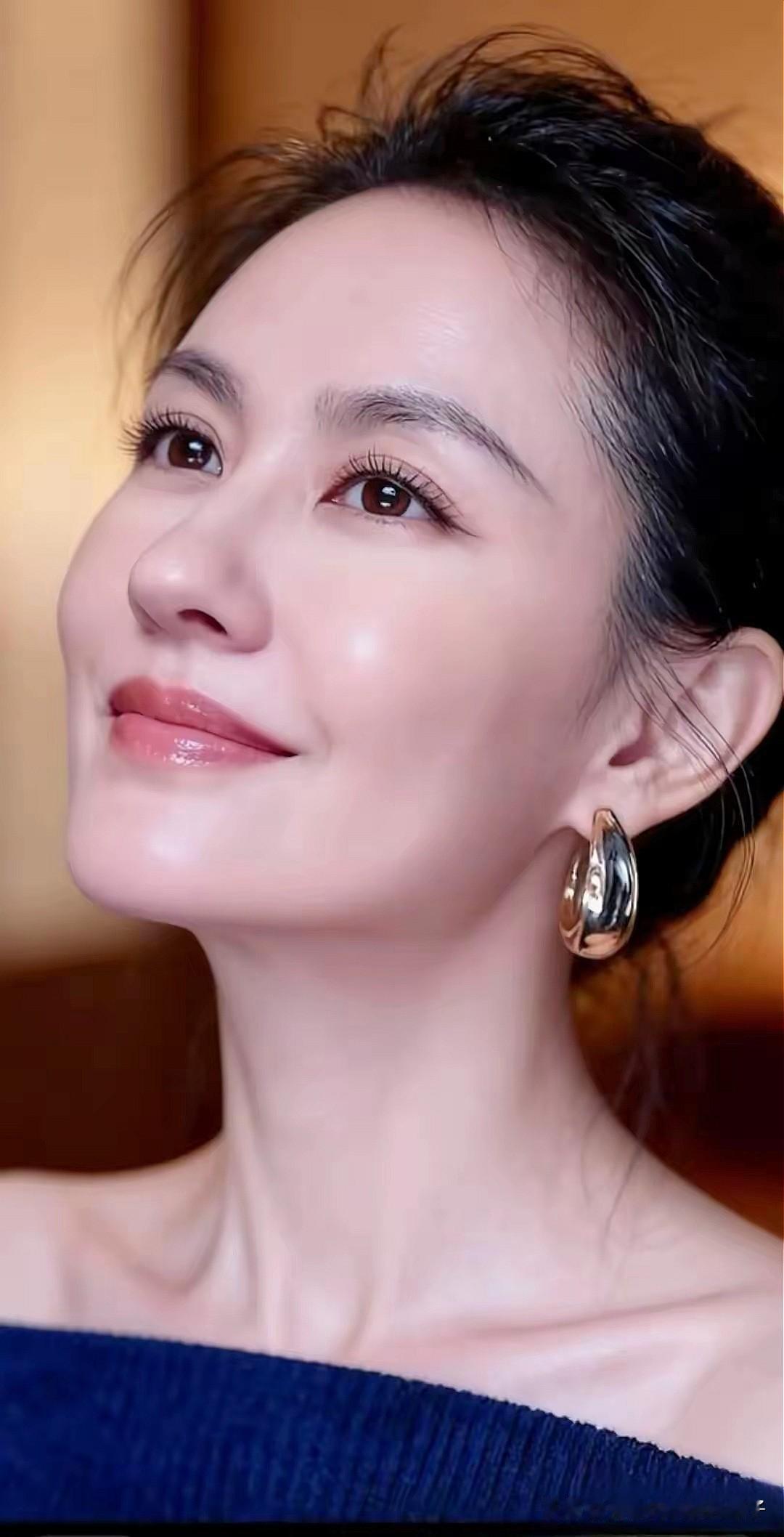 笑靥如花映秋波，耳畔轻语似春风。