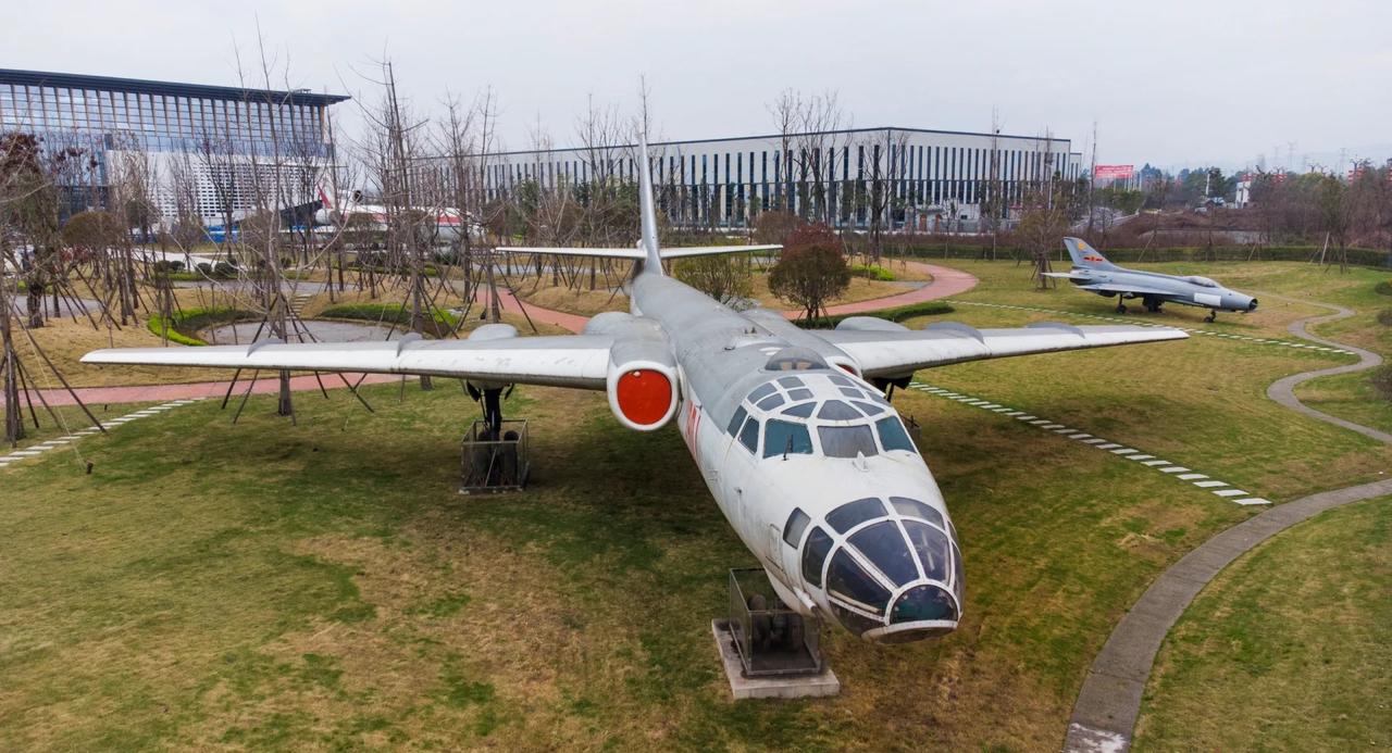 在【四川航空科技馆】近距离观看六爷，就是距离远了点，在成都市彭州市丽春镇西部航空