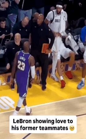 目前和萨瓦娜还是恋爱。
 

又有人说詹姆斯和浓眉又闹翻了，理由就是詹姆斯比赛结