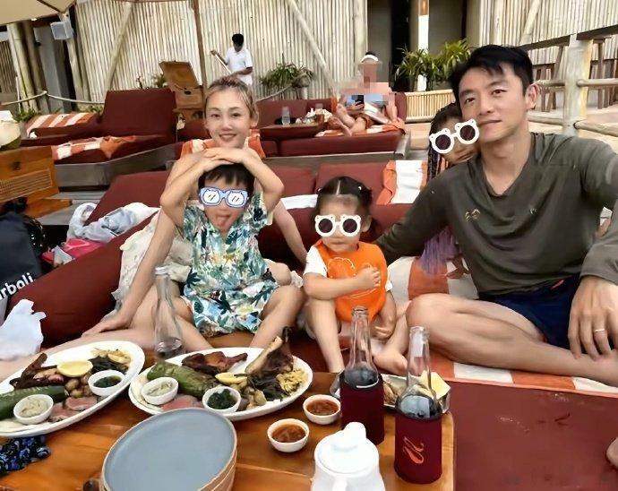 郑恺苗苗三个孩长这么大了 郑恺苗苗三个孩长这么大了，感觉几个小孩年纪相差不大欸！