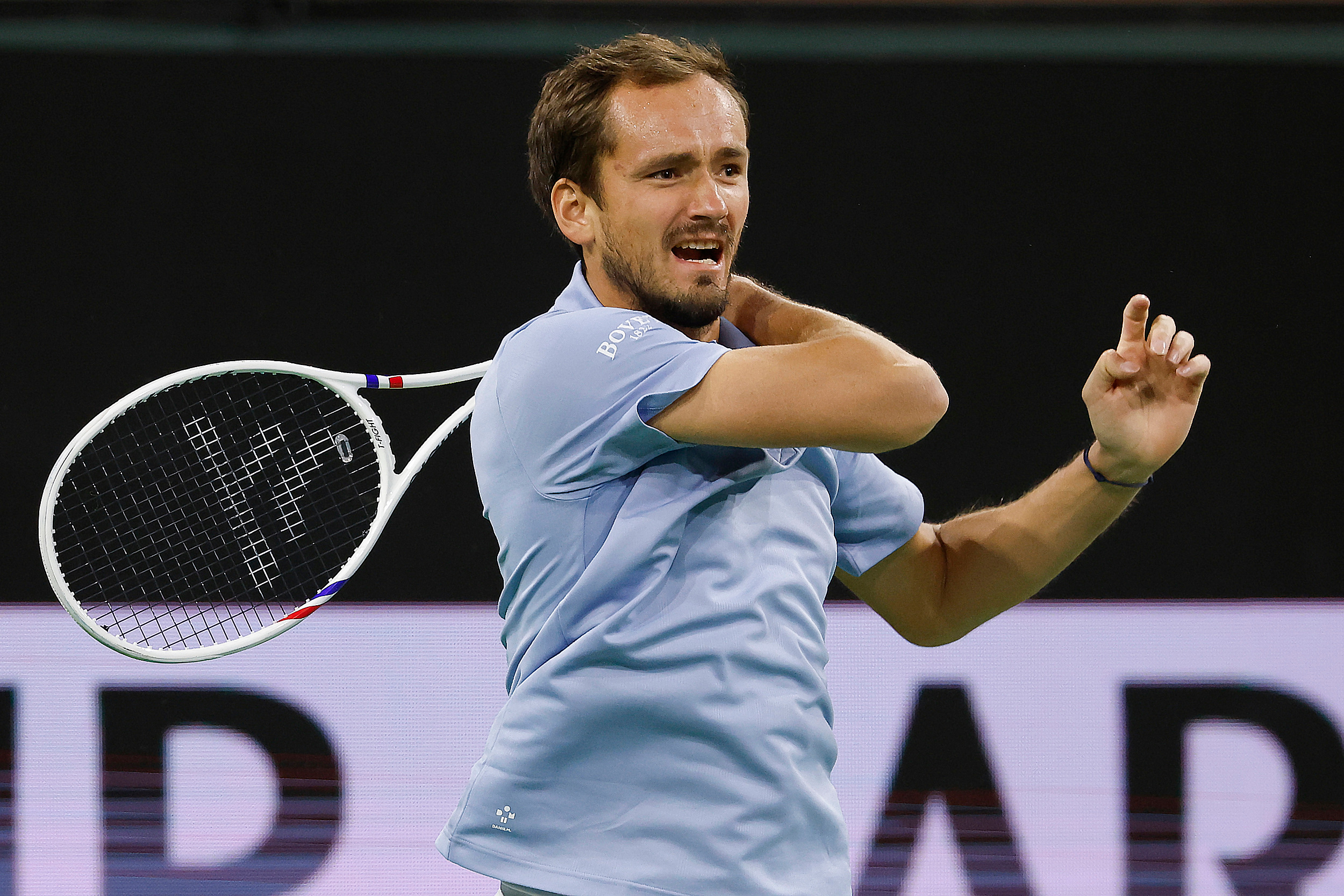 哇哦！梅总不愧是老牌“硬地专家”，6-3、7-6击败阿尔卡拉斯，终结对手赛季16