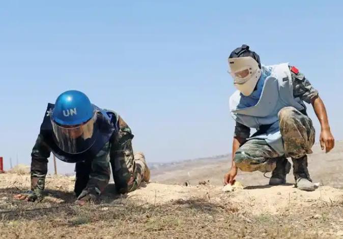 中国国防部正式宣布，

9月4日，中国国防部正式宣布：解放军陆军将派兵赴俄罗斯，