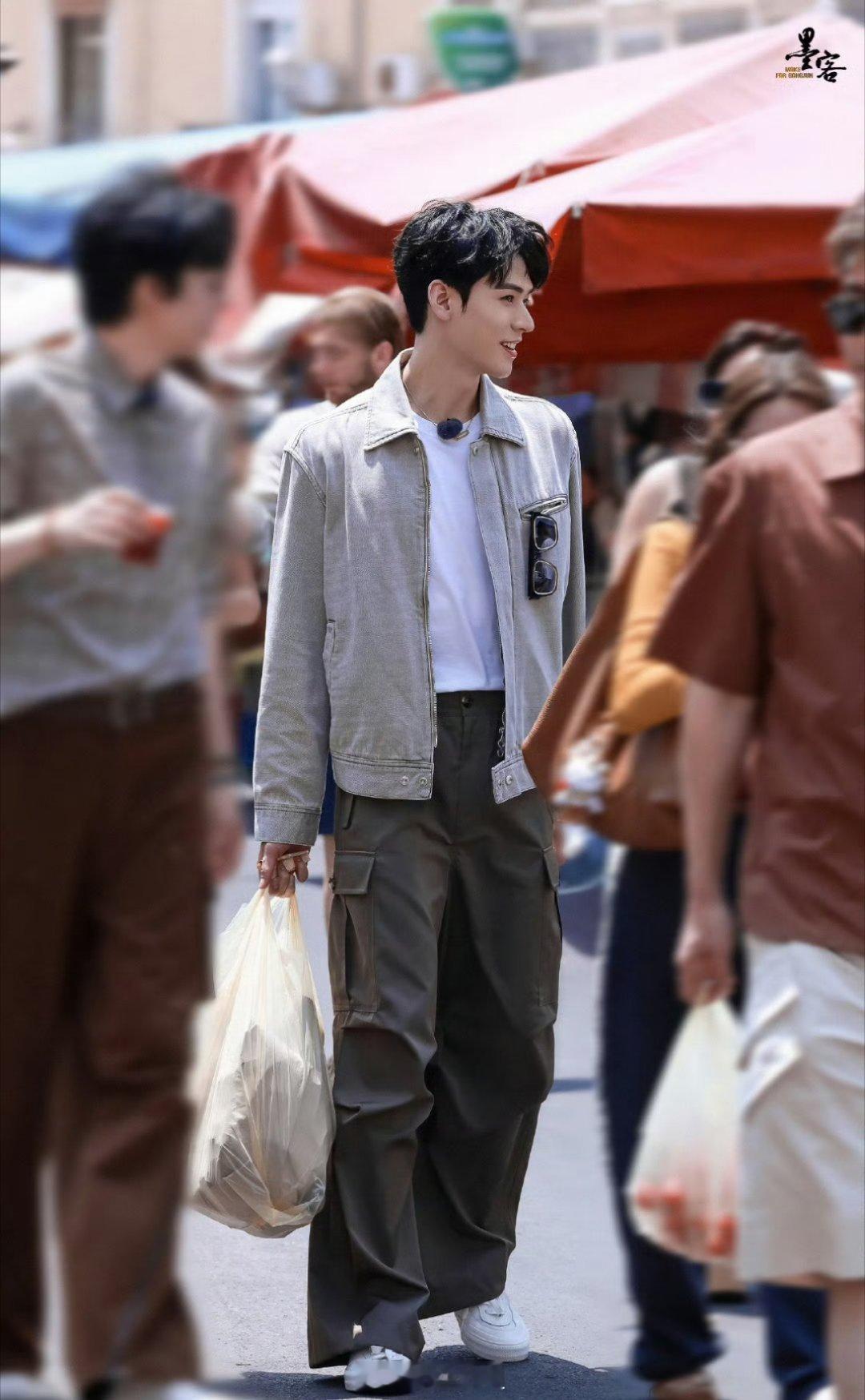 龚俊今日份地球超新鲜路透，龚俊这直角肩也是可以的，整个人仪态就显得好很多，每天都