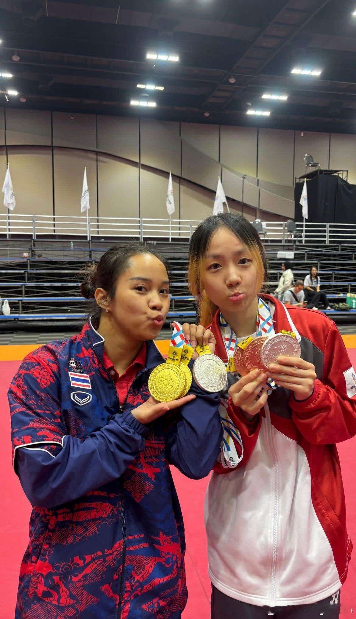 舒麟茜、帕拉南 东南亚运动会颁奖仪式后合影📸 