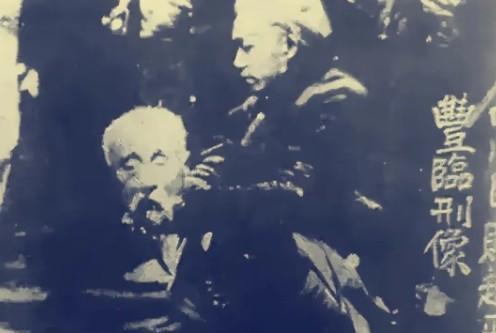 1911年12月，成都街头，清朝四川总督赵尔丰被处决后，刽子手捧着他那花白的头，