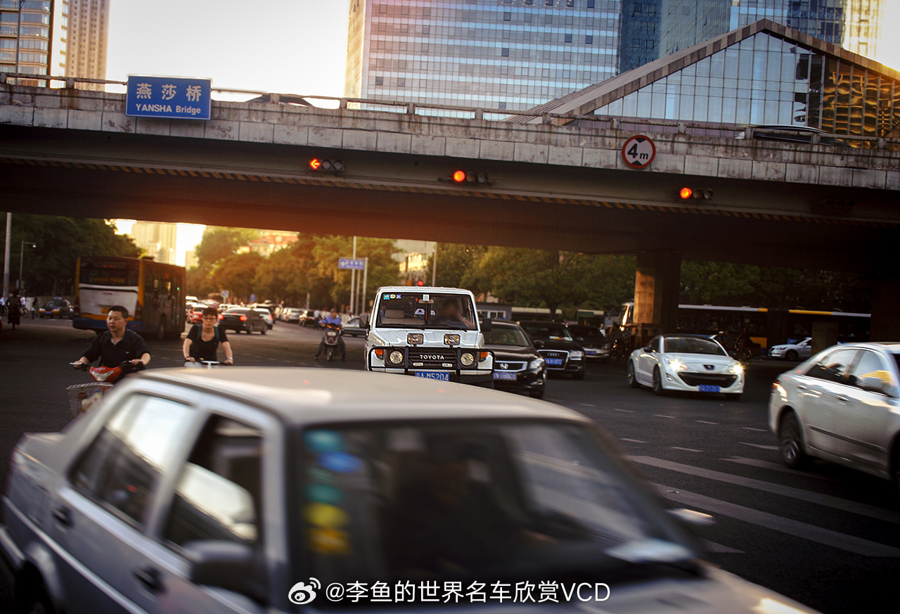 多年前在燕莎桥下拍的老款陆巡70系列，短轴硬顶。70系列陆巡的香火异常旺盛，现在