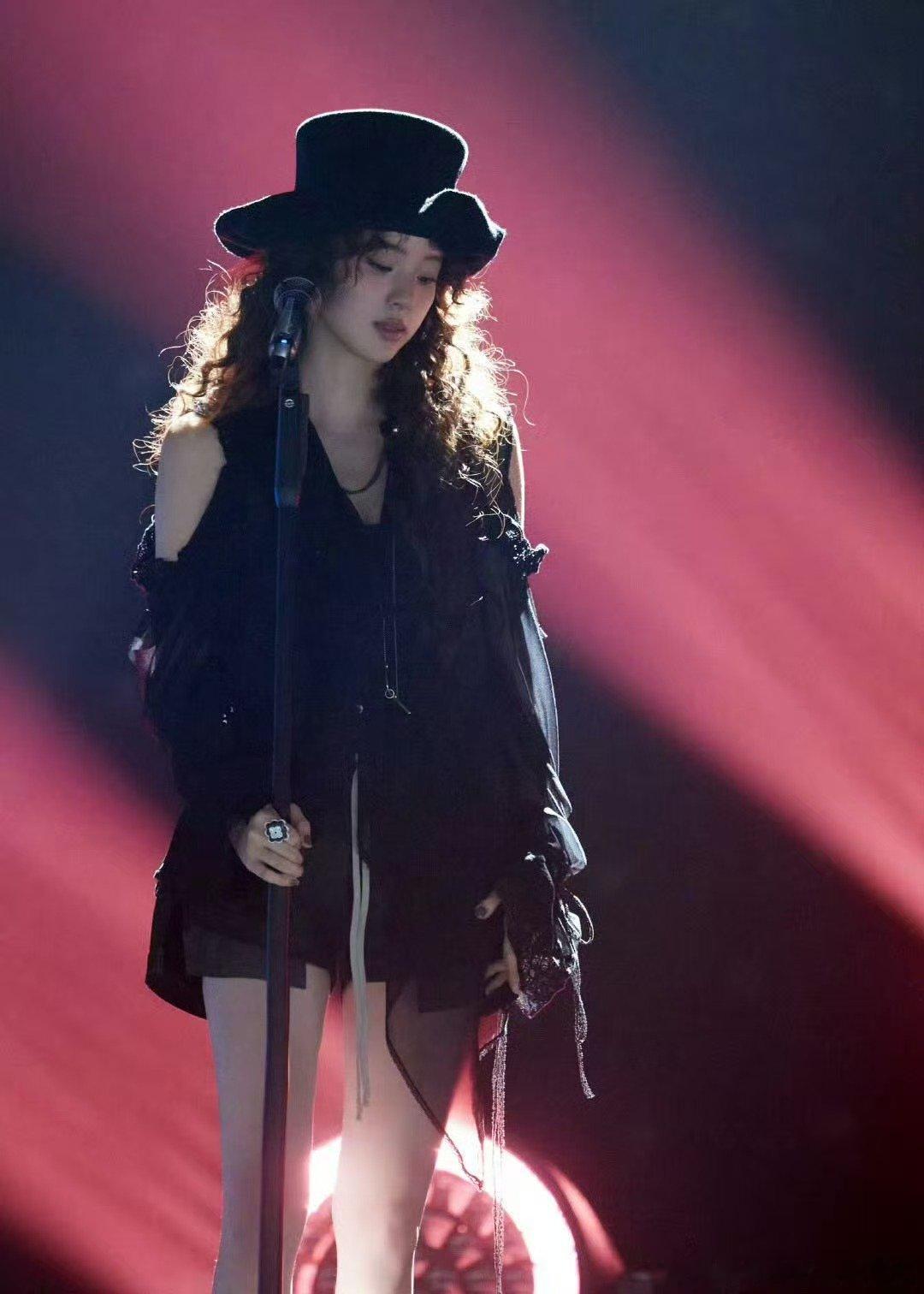 欧阳娜娜00后有自己的甜歌皇后声生不息被欧阳娜娜的甜嗓狠狠拿捏，声生不息的舞台上