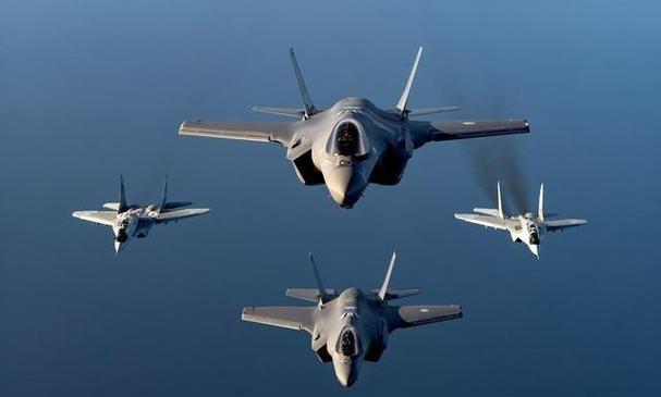 军迷有福了，战斗机系列…。图片分享。
🌂🌂🌂晚上的月亮 ​​​