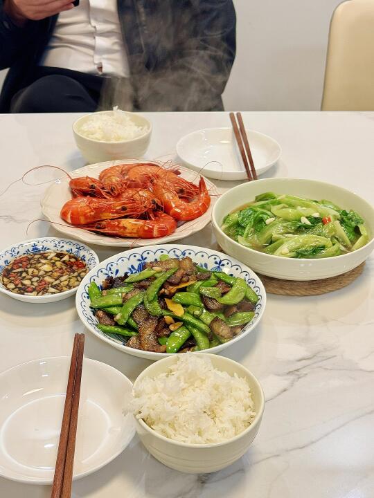 中餐的治愈✨蒸大虾🦐荷兰豆炒腊肉🫛