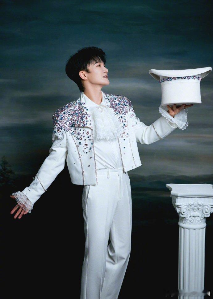 周深魔术小王子造型 还有谁没看到周深的魔术小王子造型！这个造型和他的适配度简直不